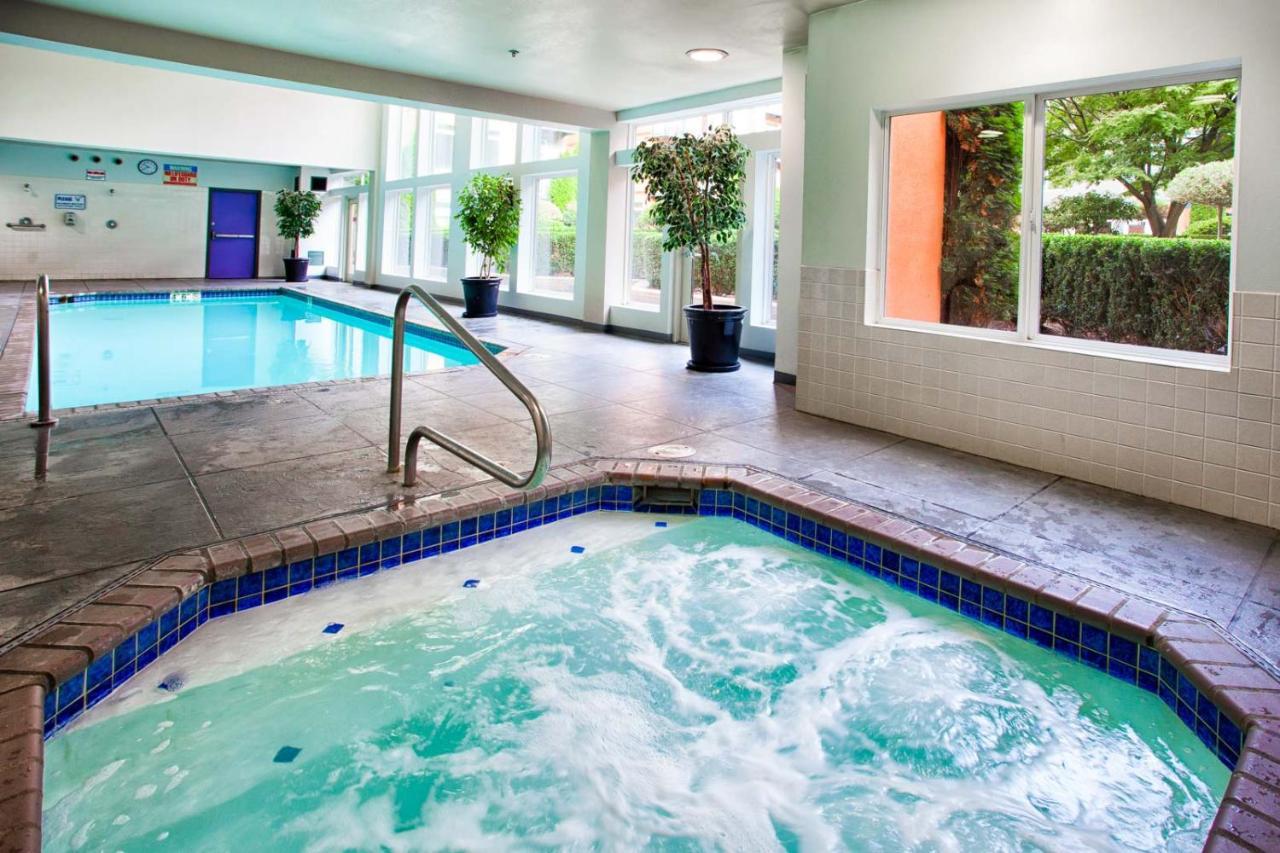 City Water View Oasis With Pool & Gym Near Cruise In Heart Of Seattle Exterior photo